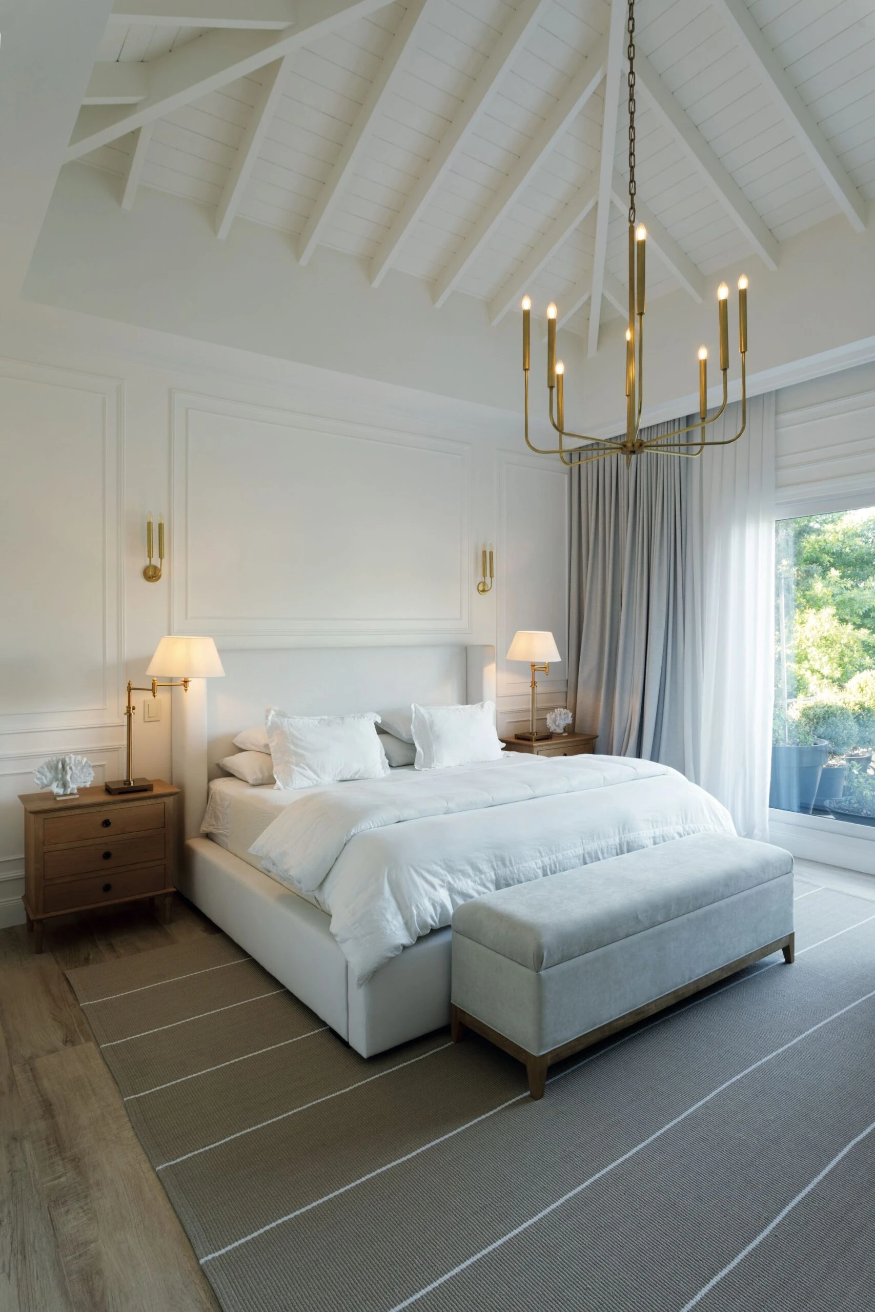 El lujo discreto reposa en el cuarto principal.