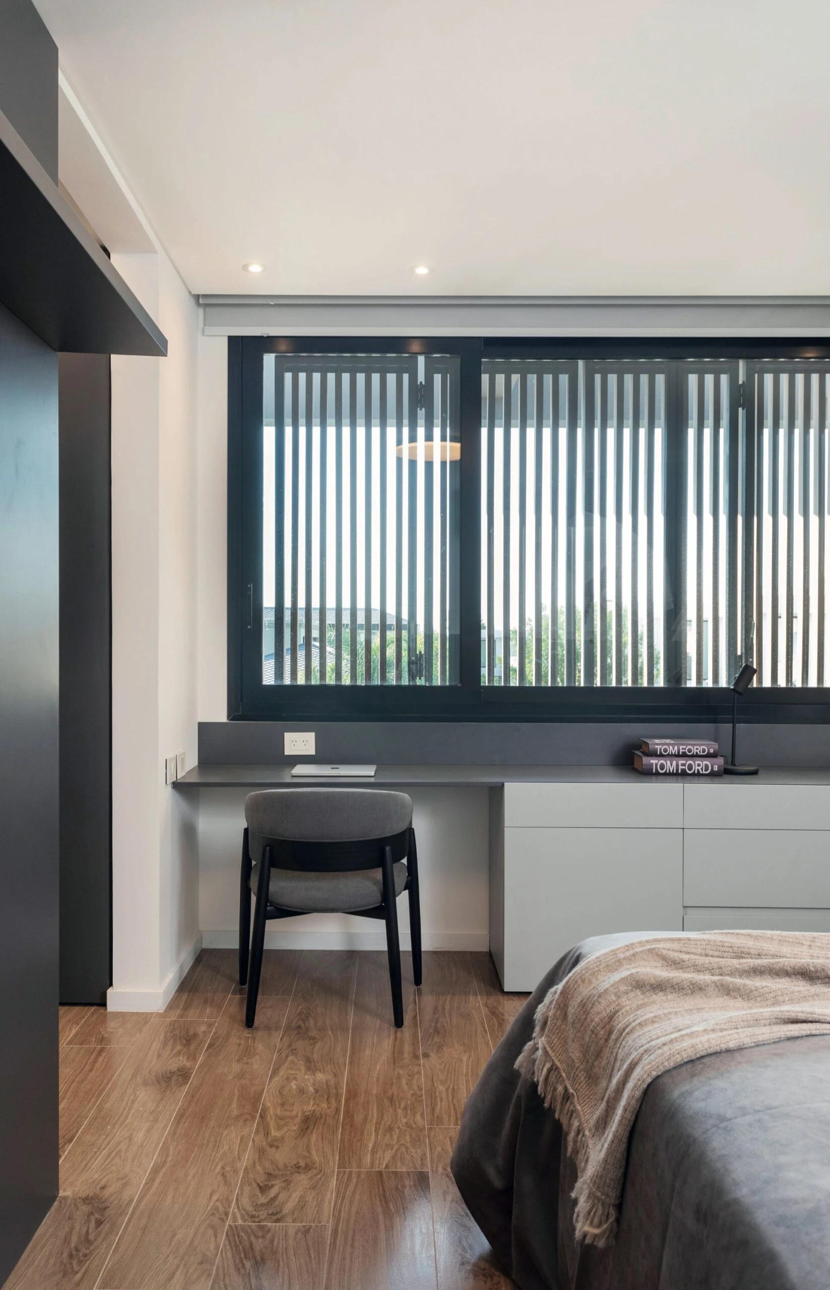 Una larga unidad de guardado en madera también funciona como escritorio.