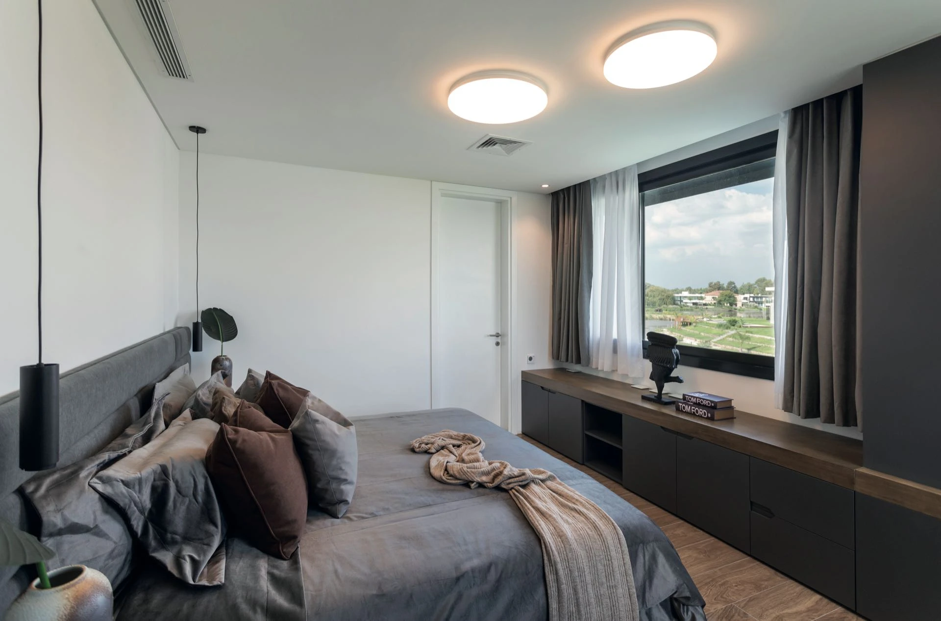 Una atmósfera cálida y sofisticada recorre el dormitorio principal.