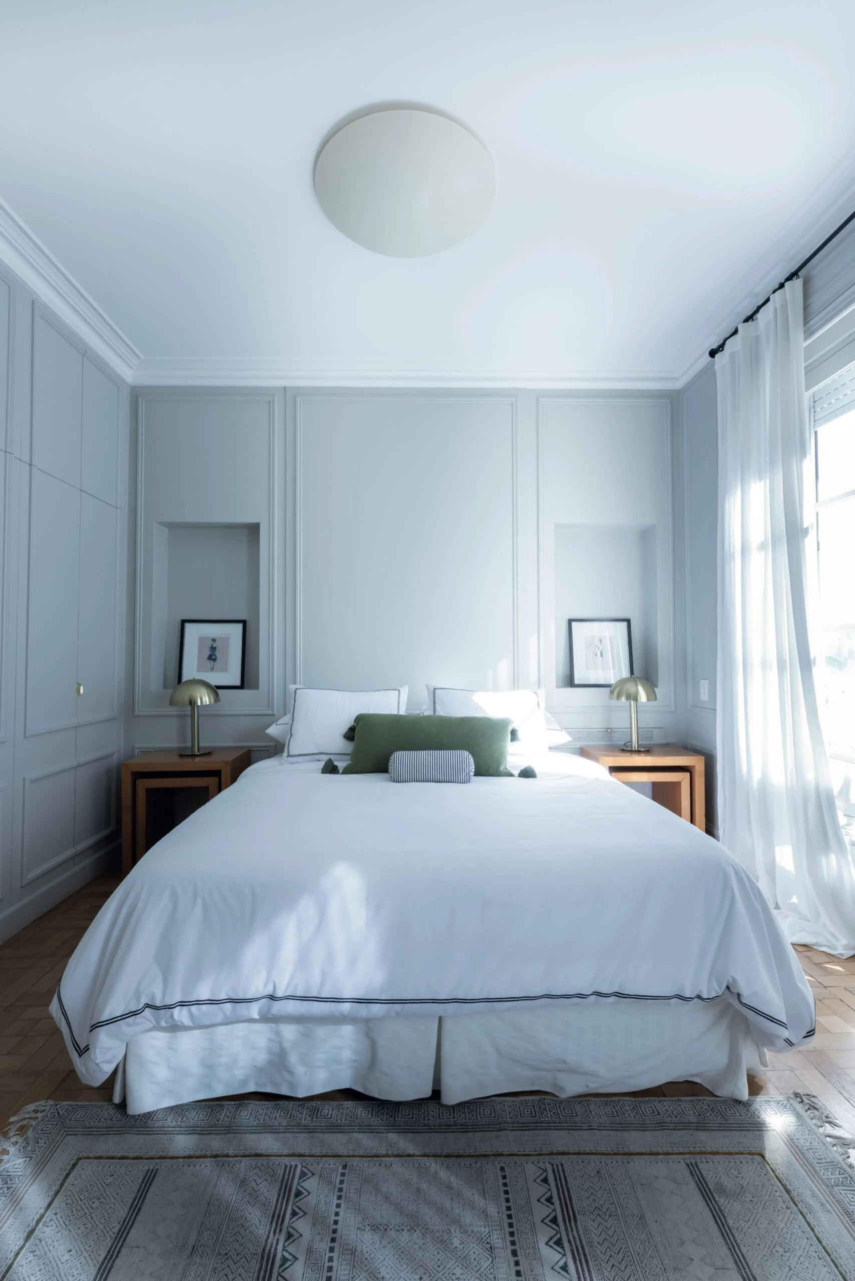 Las molduras de las paredes enmarcan un cuarto cálido y luminoso.