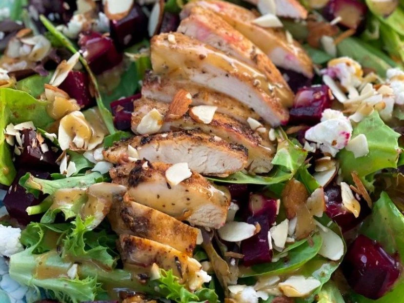 Ensalada tibia de remolacha asada, pollo grillado y nueces caramelizadas: una receta sana y original