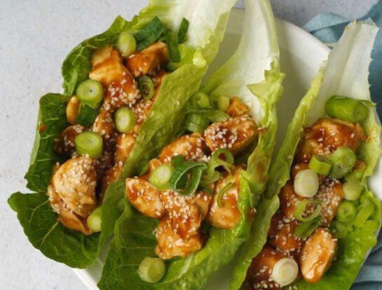 Tacos de lechuga con pollo teriyaki y mango: una receta fresca, liviana y llena de sabor
