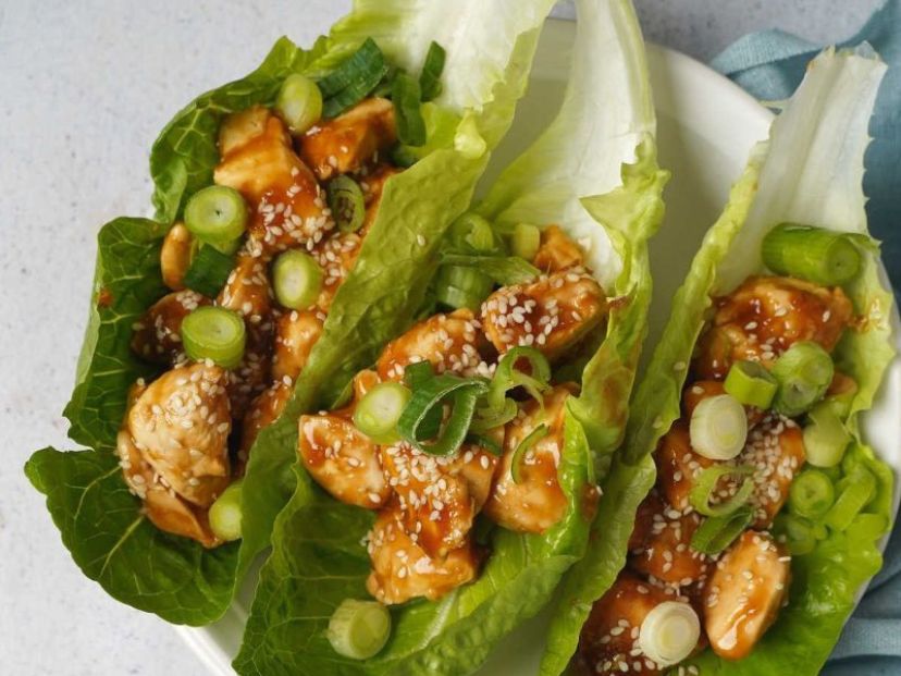 Tacos de lechuga con pollo teriyaki y mango: una receta fresca, liviana y llena de sabor