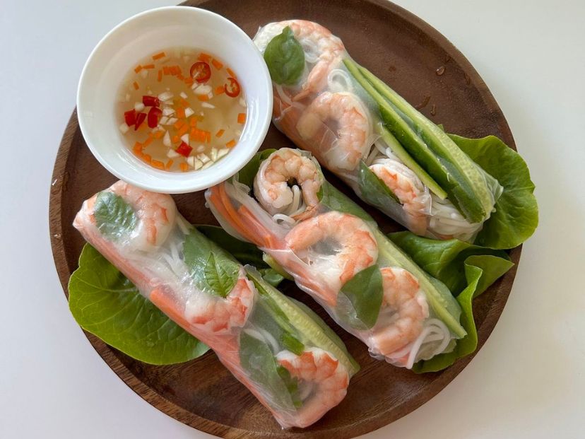 Wraps de papel de arroz con langostinos y mango: receta fresca y fácil