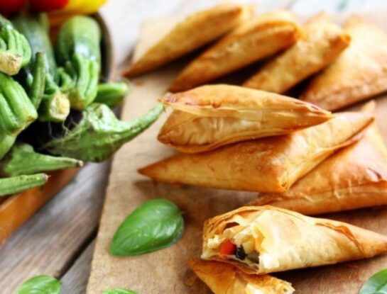 Empanadas con masa philo: la receta con pollo, dátiles y almendras que tenés que probar