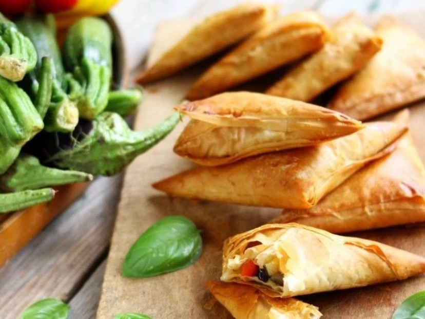 Empanadas con masa philo: la receta con pollo, dátiles y almendras que tenés que probar