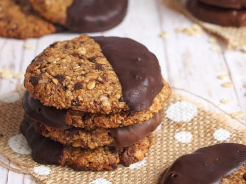 Galletitas de avena, coco y frutos secos: receta fácil con chocolate