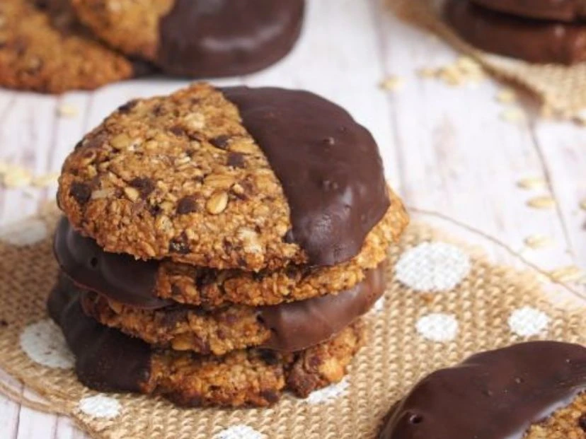 Galletitas de avena, coco y frutos secos: receta fácil con chocolate