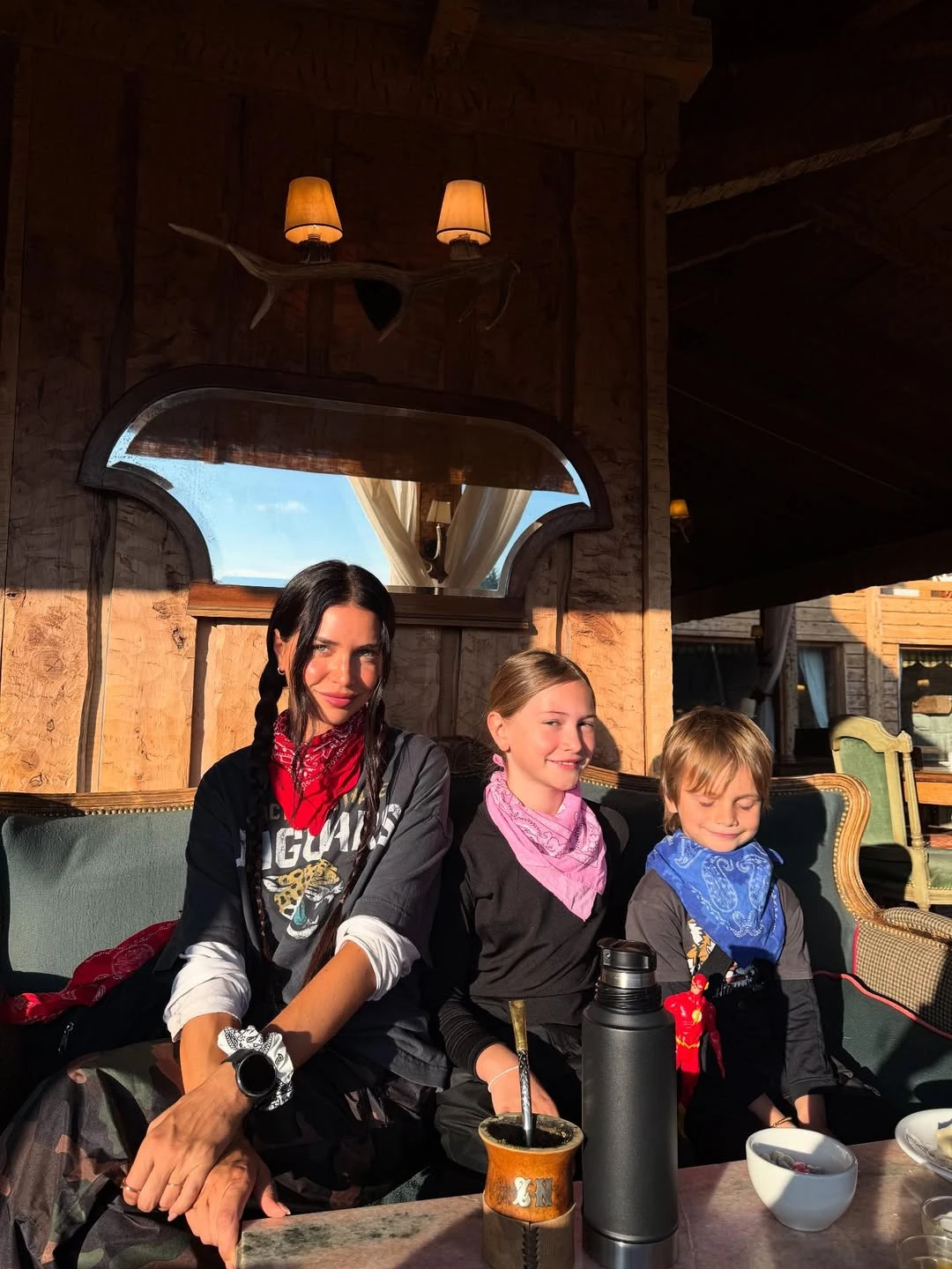 El estilo après-ski relajado y chic de Zaira Nara para sus días en familia en su casa de montaña