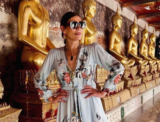 Flor de la V deslumbra en Bangkok con un look boho chic de Natalia Antolín junto a su familia