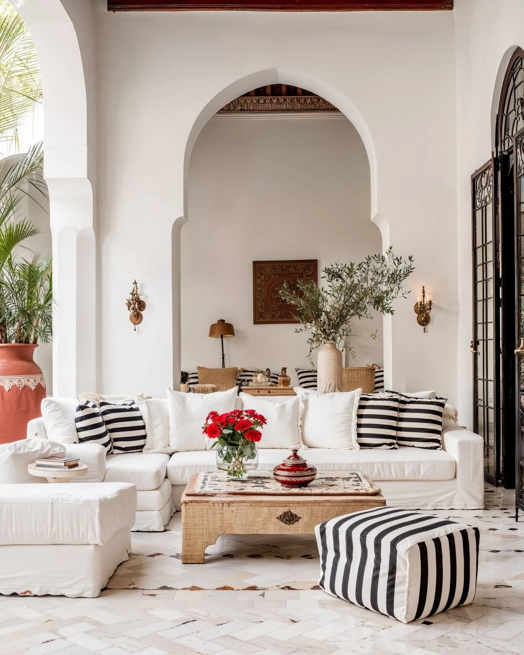 En la galería sobresale la arquitectura de arcos suaves y luz natural filtrada.  