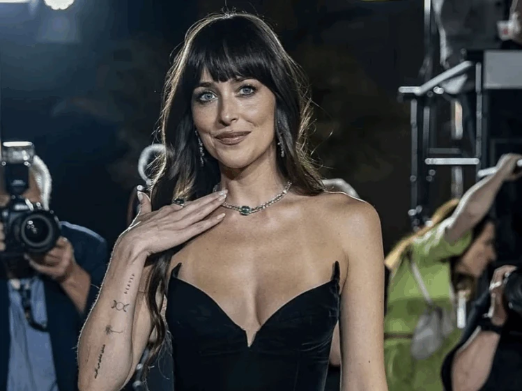 Francesita cristal la manicura minimalista que llevó Dakota Johnson y va a ser furor este verano