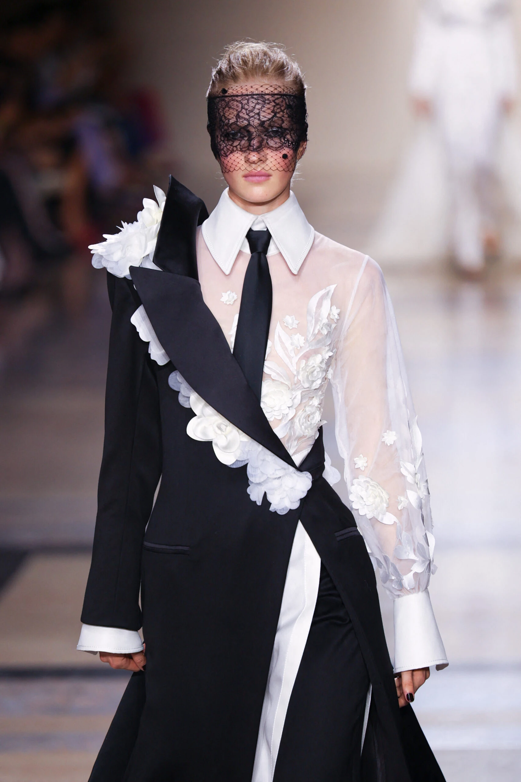 Défilé Georges Chakra "Collection Haute Couture Automne/Hiver 2025-2026" lors de la Fashion Week de Paris, le 8 juillet 2025 — Georges Chakra Fashion Show "Haute Couture Fall/Winter 2025-2026 Collection", during Paris Fashion Week. July 8th 2025 Model walk the runway during Georges Chakra Couture Fall/Winter 25 show at Paris Fashion Week. Un mannequin sur le podium du defile Haute Couture Automne/Hiver 2025 de Georges Chakra pendant la semaine de la mode a Paris.