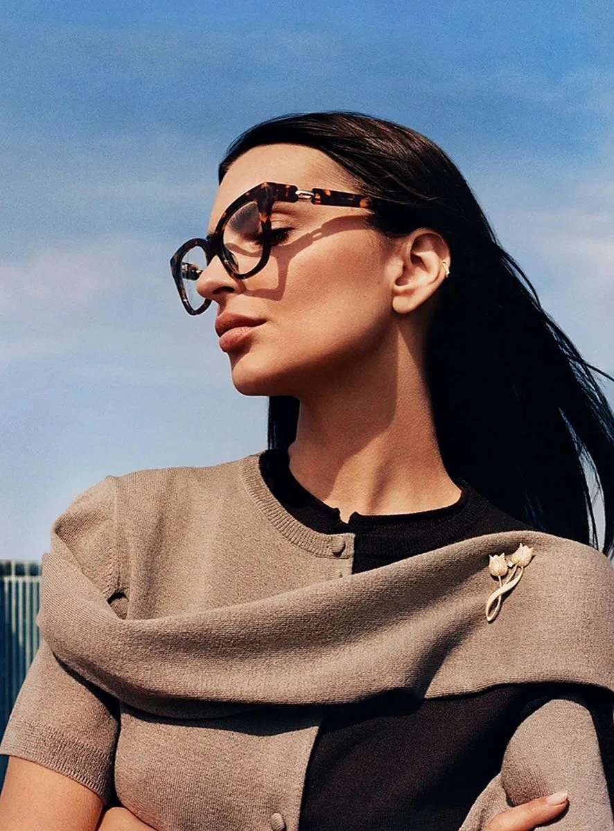 Emily Ratajkowski para anteojos Tory Burch.