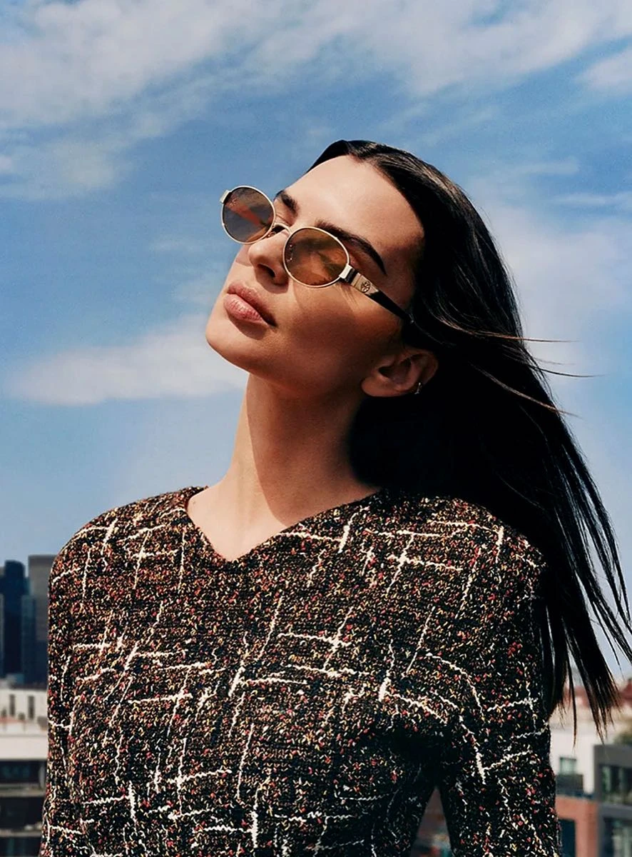 Emily Ratajkowski para anteojos Tory Burch.
