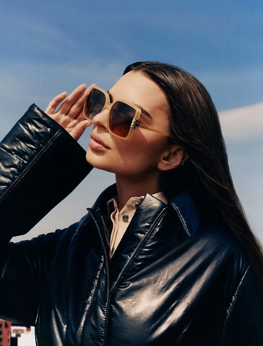 Emily Ratajkowski para anteojos Tory Burch.