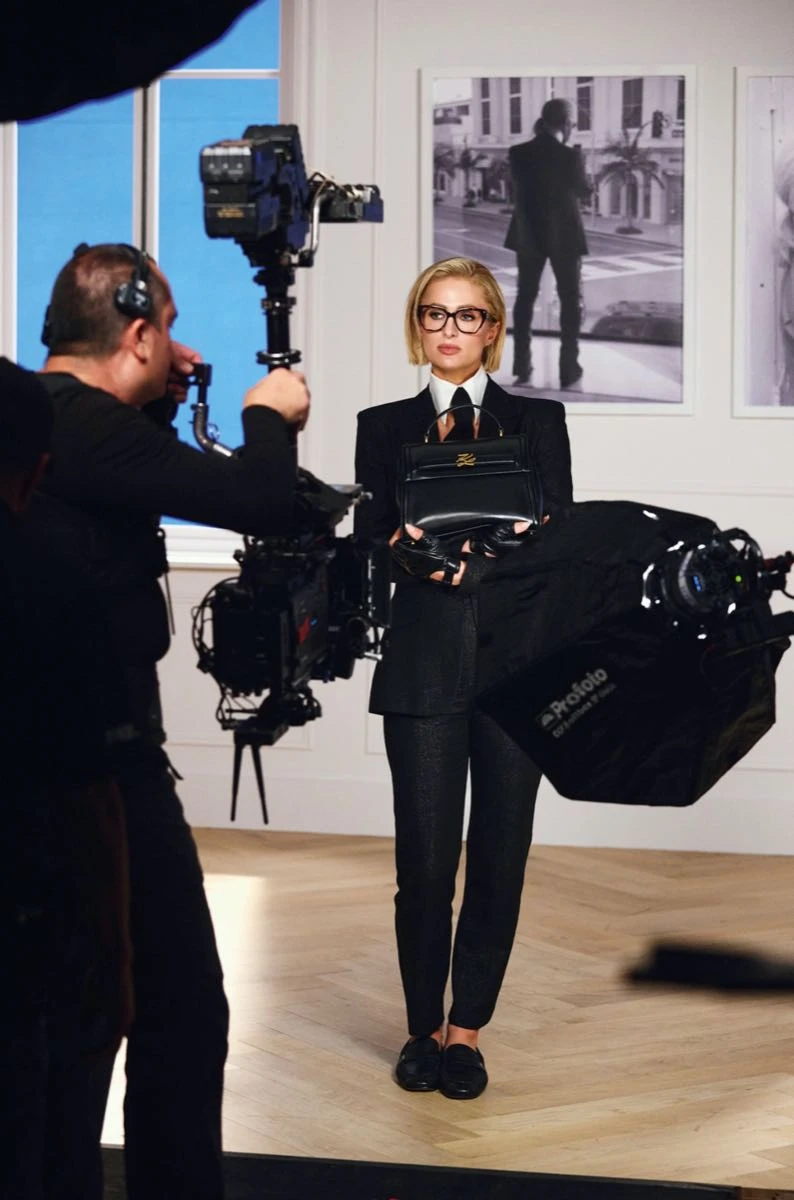 Paris Hilton protagoniza la campaña de Karl Lagerfeld fall 2025
