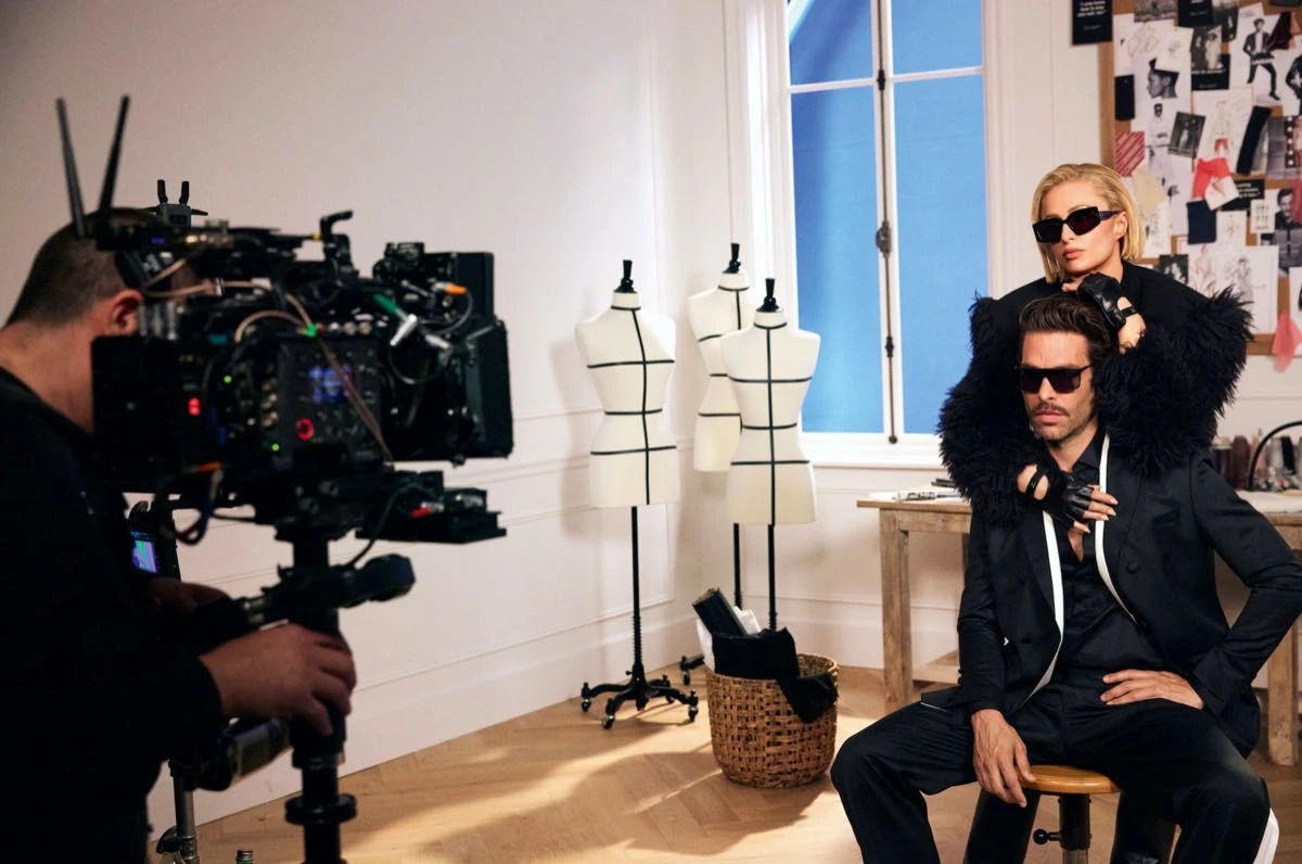 Paris Hilton protagoniza la campaña de Karl Lagerfeld fall 2025