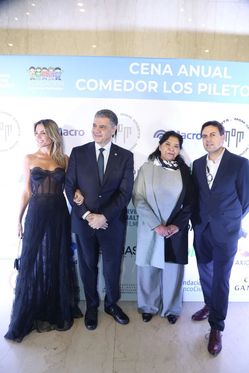 María Belén Ludueña, Jorge Macri, Margarita Barrientos, fundadora del comedor Los Piletones, y Ezequiel Eguía Seguí, director de la institución.