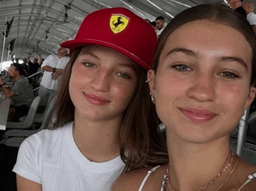 Nicole Neumann compartió en sus redes sociales el backstage completo de la producción fotográfica que protagonizaron Indiana y Allegra Cubero. Con orgullo de madre, la modelo mostró cómo sus hijas comienzan a dar sus primeros pasos en el mundo de la moda, tal como ella lo hizo siendo adolescente. Entre camarines y maquillaje En los videos publicados por Nicole se puede ver a las chicas en el camarín, mientras los maquilladores y peinadores trabajan en sus looks. Sonrisas, charlas y mucha complicidad marcaron el inicio de la jornada. Indiana y Allegra probaron distintos estilos: desde vestidos frescos y veraniegos hasta conjuntos más urbanos, combinados con zapatos y accesorios elegidos para resaltar cada imagen. Poses, flashes y química La producción incluyó fotos individuales y otras en las que las hermanas posaron juntas, mostrando una química natural frente a la cámara. Nicole, que conoce el ambiente a la perfección, capturó cada momento y no dudó en compartirlo con sus seguidores. Este acercamiento al modelaje parece ser una experiencia divertida y sin presiones, algo que la propia Nicole ha resaltado en entrevistas anteriores, como cuando habló de cómo acompaña los intereses de sus hijas (ver más sobre Nicole Neumann en Para Ti). Siguiendo un legado Para Nicole, ver a Indiana y Allegra frente a una cámara tiene un valor especial. Ella misma comenzó su carrera a muy temprana edad y hoy es una de las referentes de la moda local. Ahora, sus hijas parecen animarse a explorar ese mundo, con el respaldo y la guía de su mamá. Aunque aún es pronto para saber si continuarán en este camino, lo cierto es que las fotos y videos del backstage muestran que ambas disfrutan del proceso y se sienten cómodas en escena.