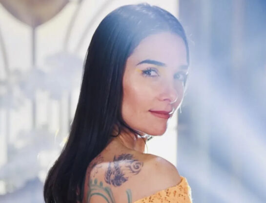 Juana Viale apostó al amarillo con un look de encaje y seda de Gino Bogani