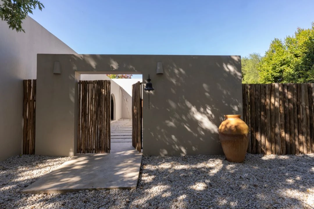 El acceso a la casa conduce al patio central, marcado por la sucesión de arcos.