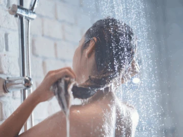 Mito o realidad: "¿El agua fría sella las cutículas y deja el pelo brillante?"