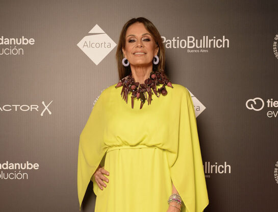Nequi Galotti brilló en la black carpet de la gala Para Ti 2025 con un diseño de Adrián Brown