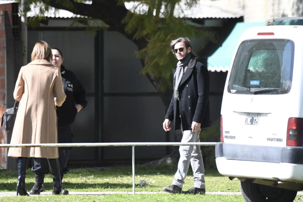 Emanuel Ortega esperando a Julieta Prandi ern el Tribunal Oral de Campana. Foto: RS Fotos