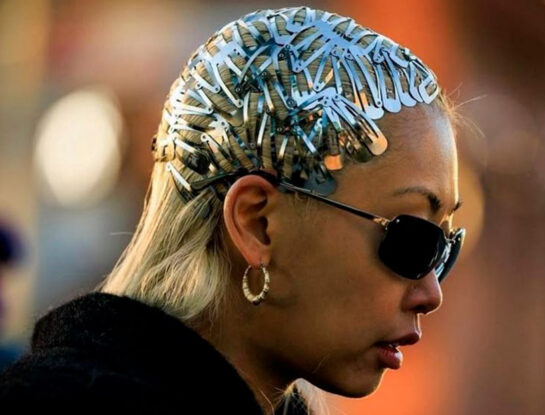 La tendencia en peinados más llamativa de Copenhague: cabeza llena de clips y hebillas