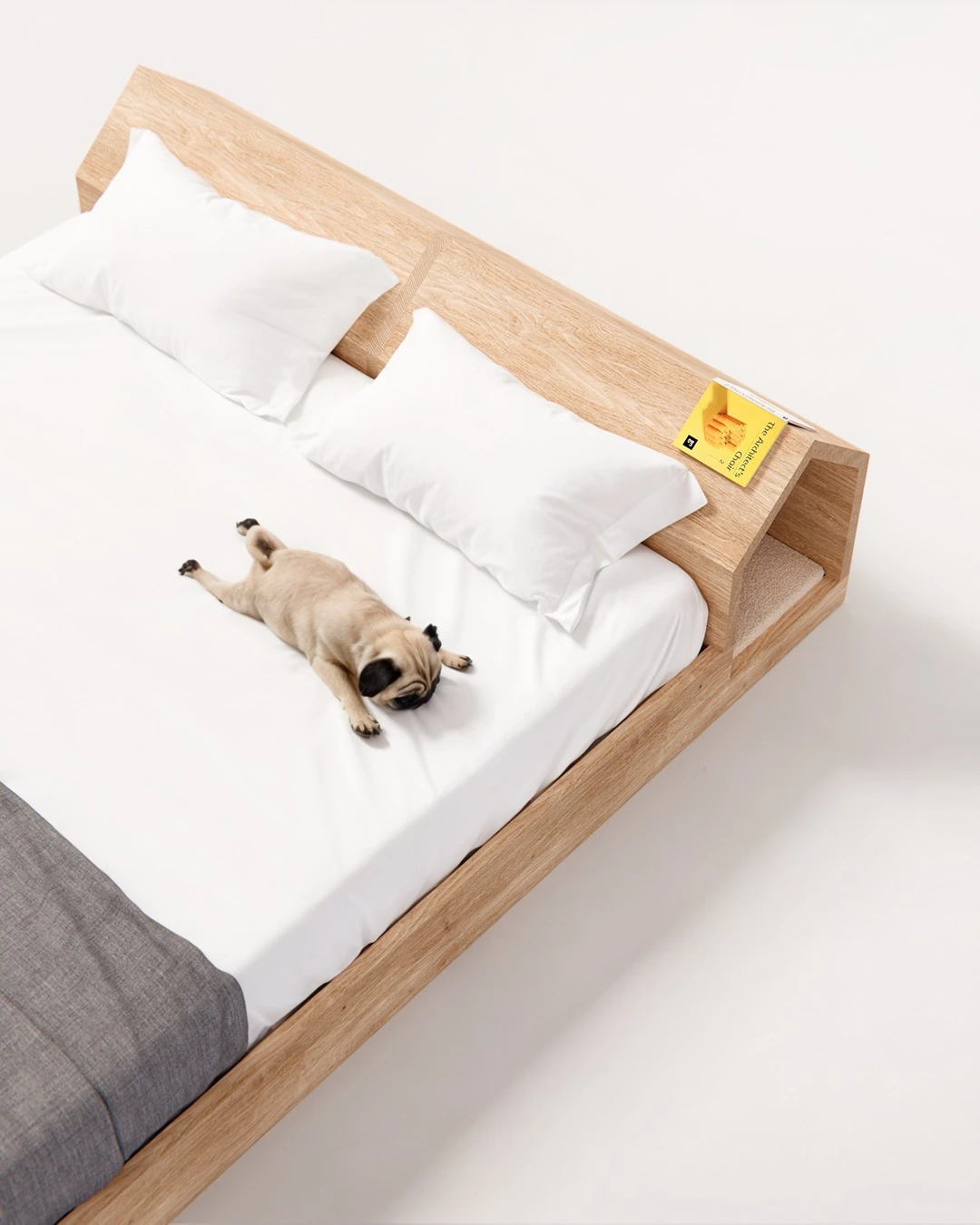 Su cama + cucha consiste en un marco de madera finamente trabajado con un cabecero en forma de casita