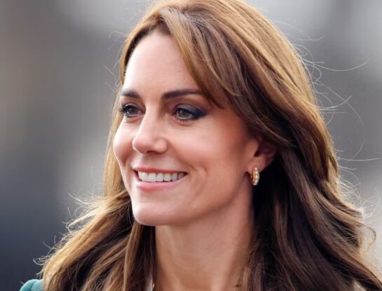 Kate Middleton impacta con un look sastrero de oficina