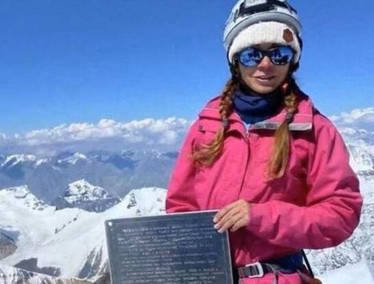 El desesperado pedido del hijo de la alpinista rusa atrapada en una montaña: "Sigue viva"