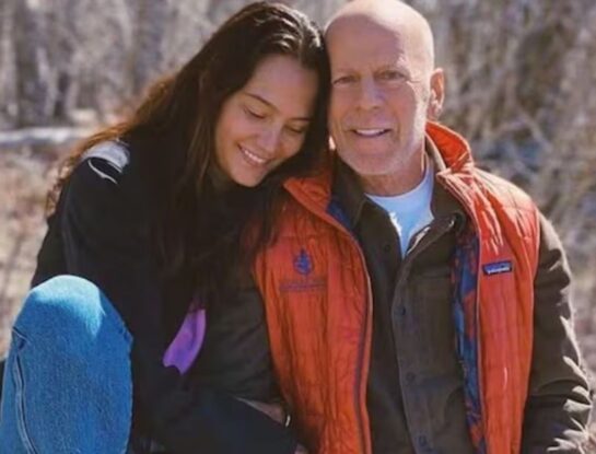 Emma Heming, la esposa de Bruce Willis, respondió a las críticas por trasladar al actor a un centro especializado