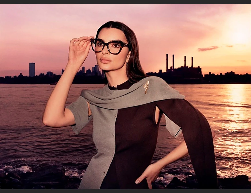 Emily Ratajkowski para anteojos Tory Burch.