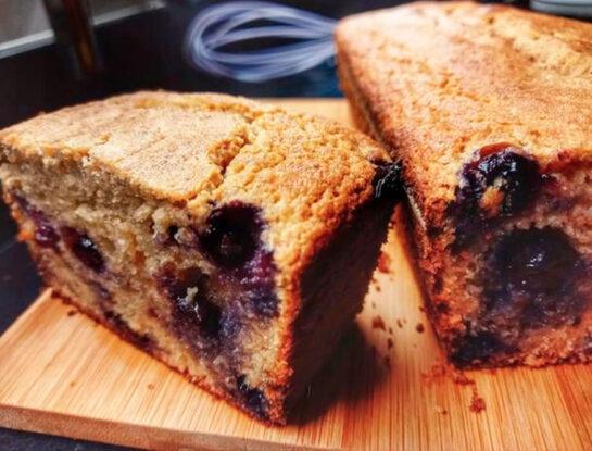 Budín de arándanos con kéfir: una receta húmeda, esponjosa y deliciosa