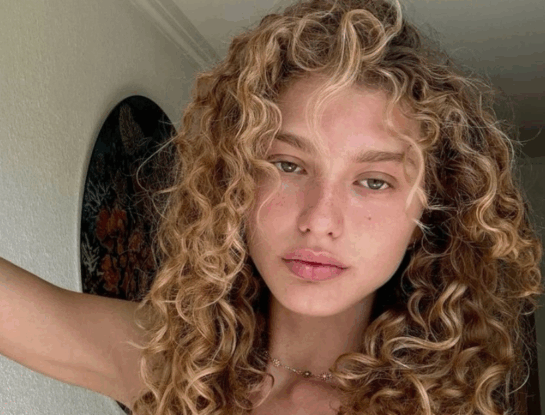 Rulos espléndidos: el truco al salir de la ducha que los define y hace que duren más