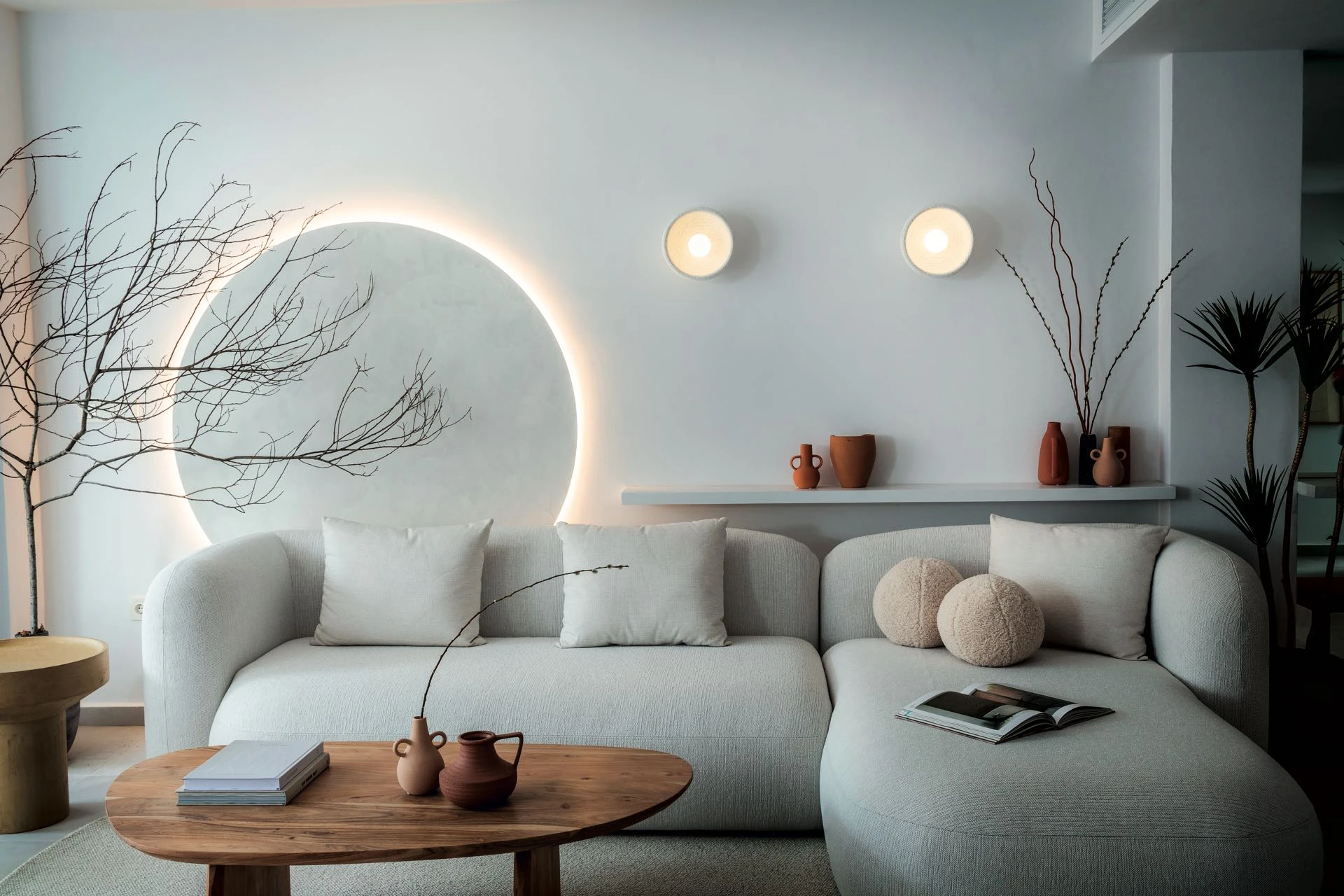 Los sillones con curvas, diseños fluídos y texturas mullidas son tendencia