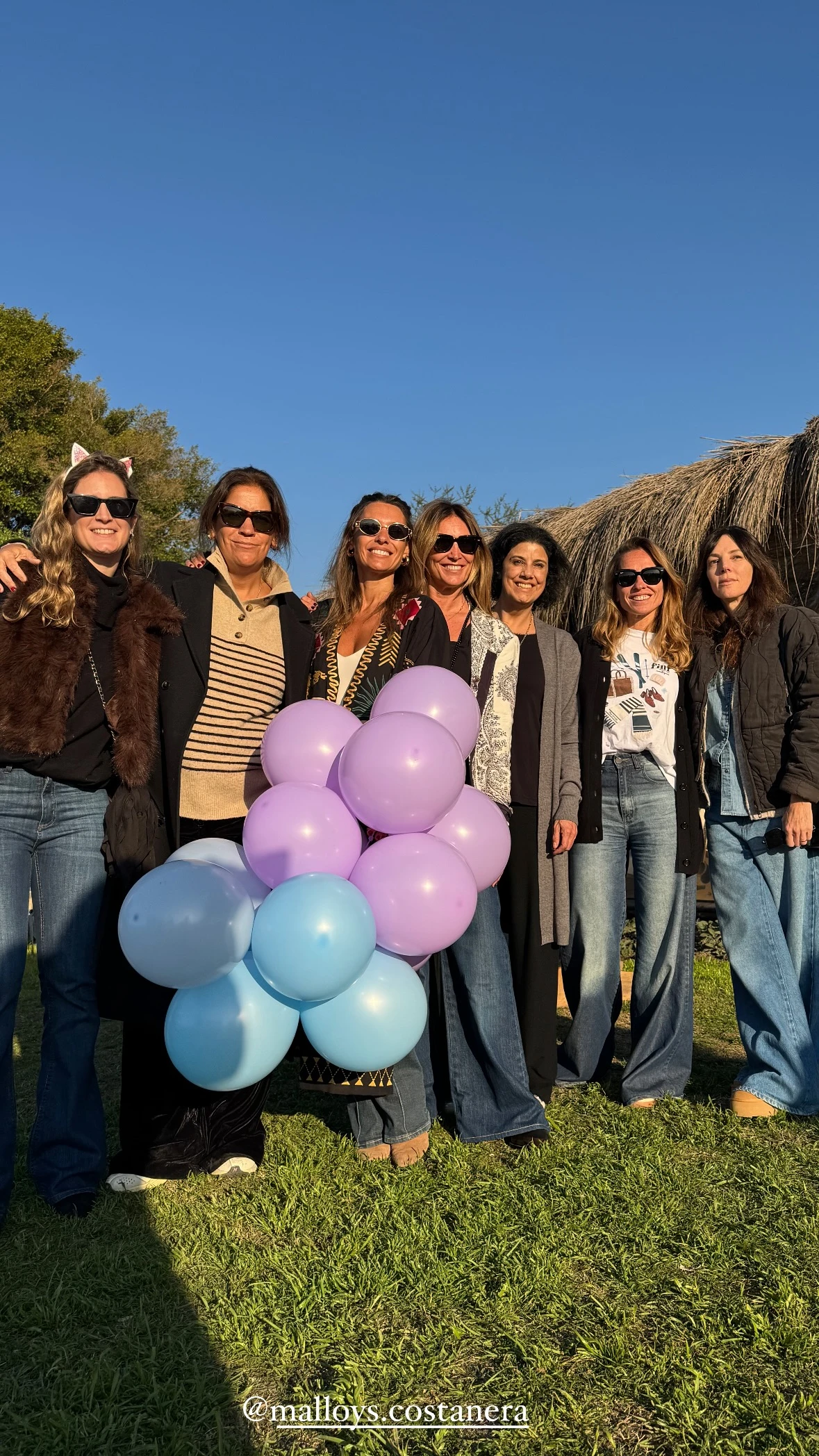 La modelo junto a sus amigas en el festejo. Foto: IG.