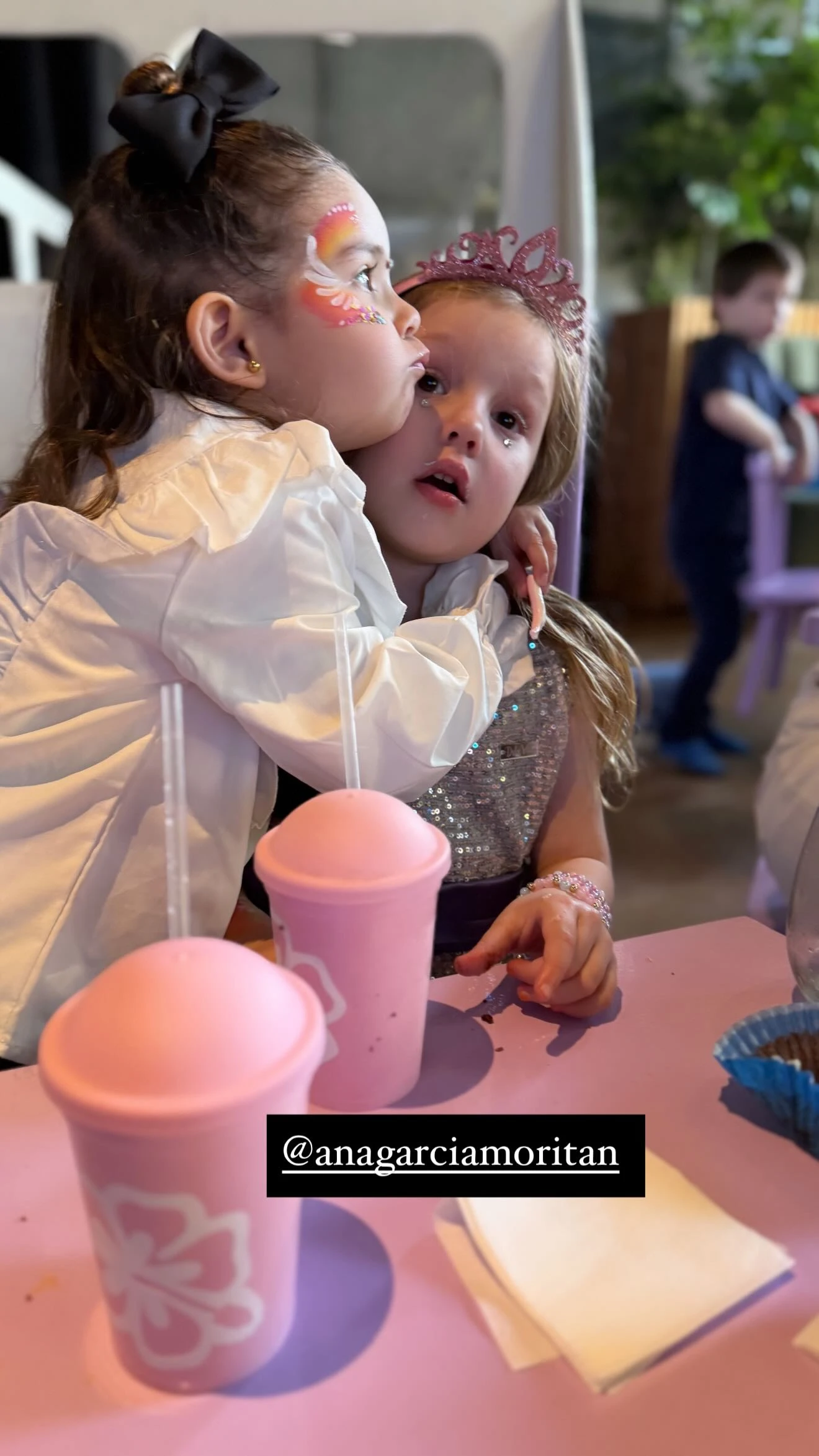 Anita junto a Sarah Burlando. Fotos: IG.