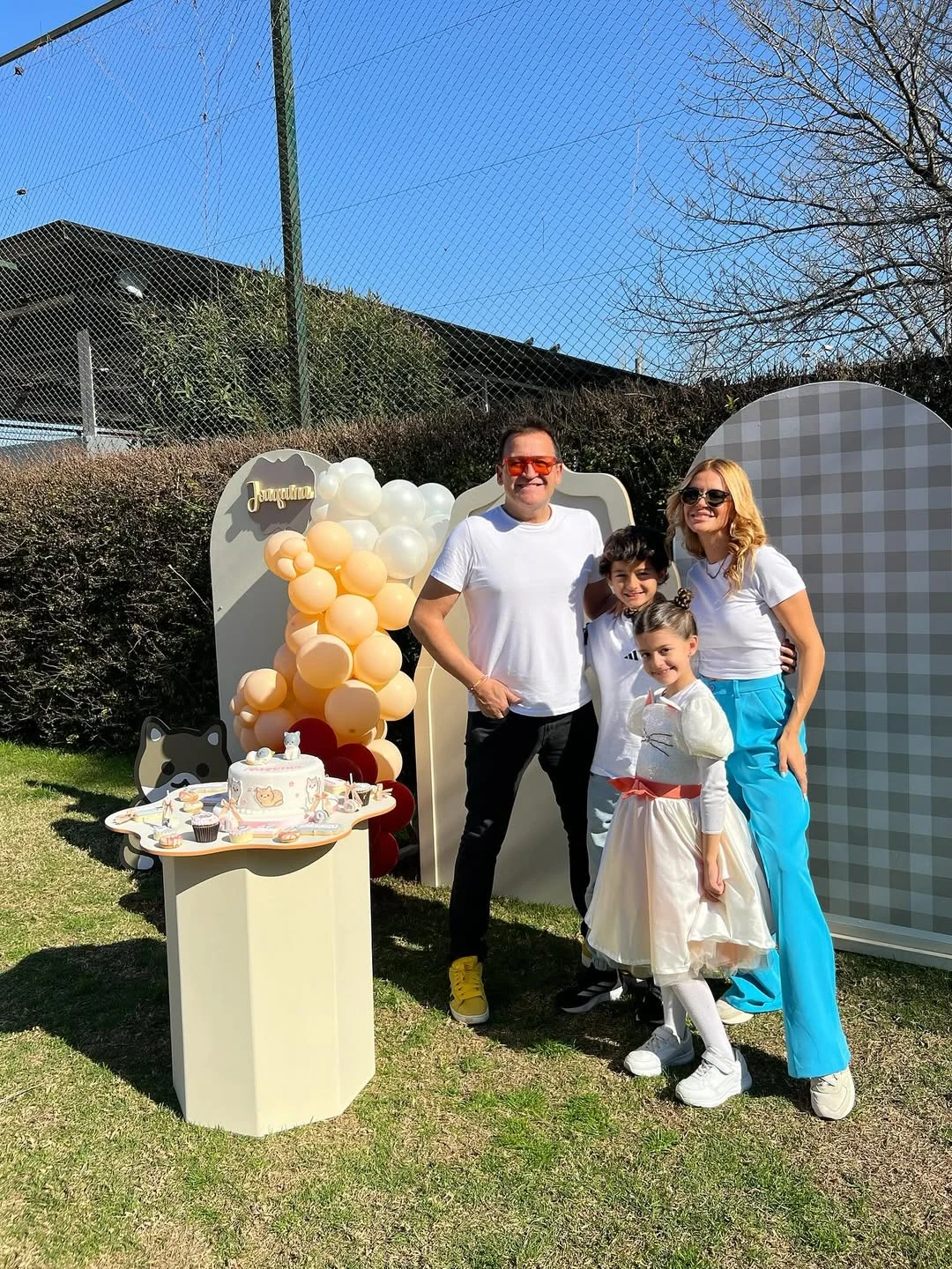Joaquina junto a sus padres y su hermano. Fotos: IG.