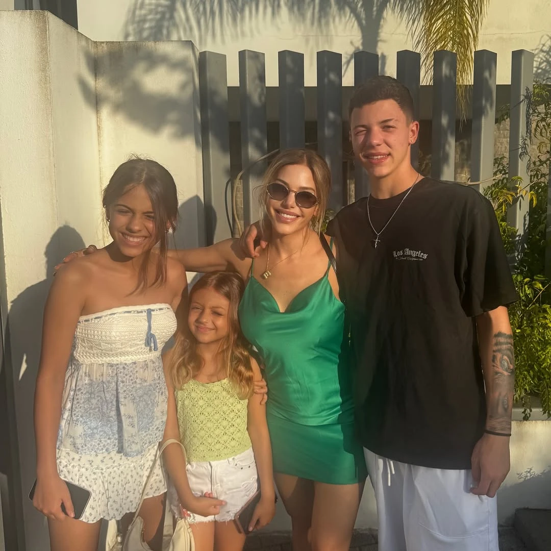 Evangelina Anderson y sus hijos Lola, Emma y Bastian. Foto: IG.