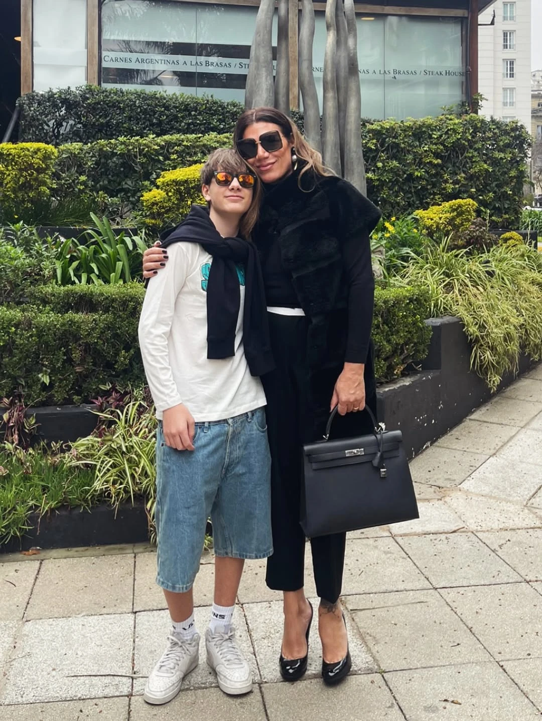 Flor de la V y su hijo Paul. Fotos: IG.
