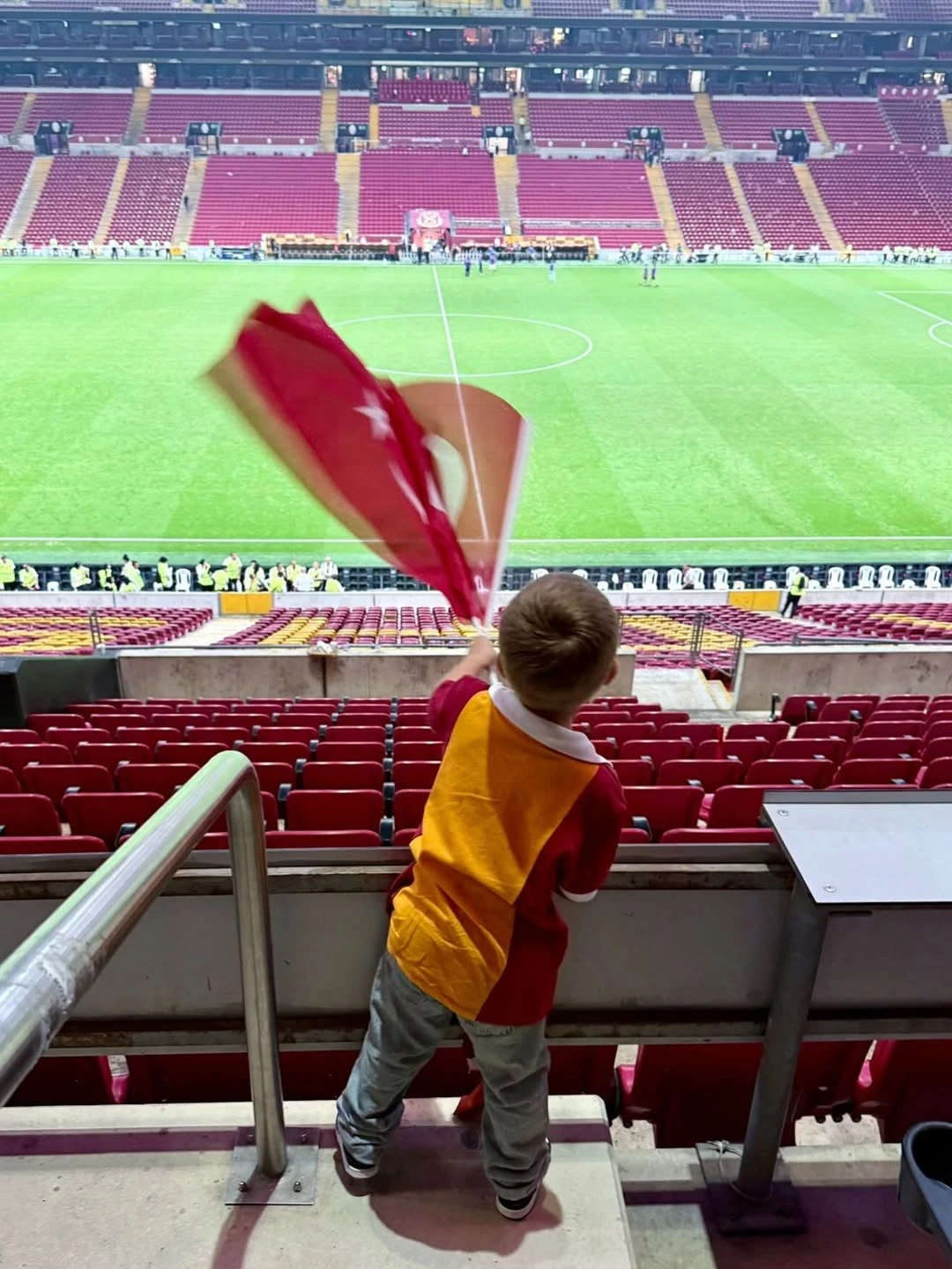 Amancio alentando a su padrastro Icardi. Fotos: IG.