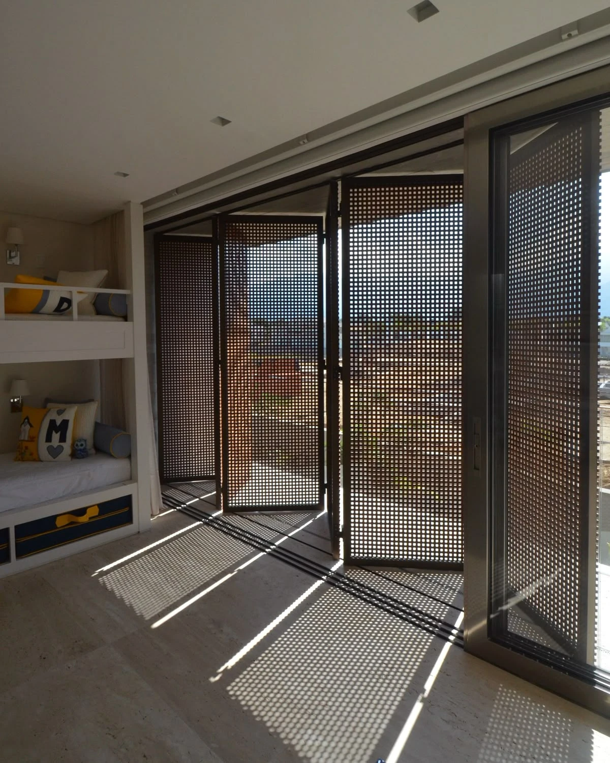 No solo las cortinas preservan los ventanales del sol pleno.