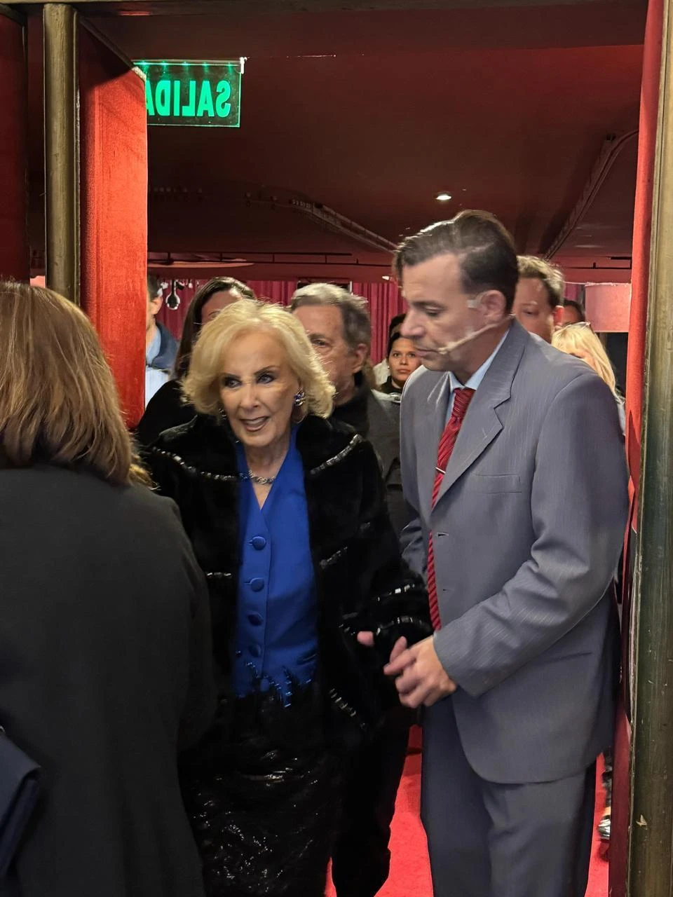 Mirtha Legrand fue al teatro y vivió una noche muy especial: Martín Bossi le cantó un tema de Sandro
