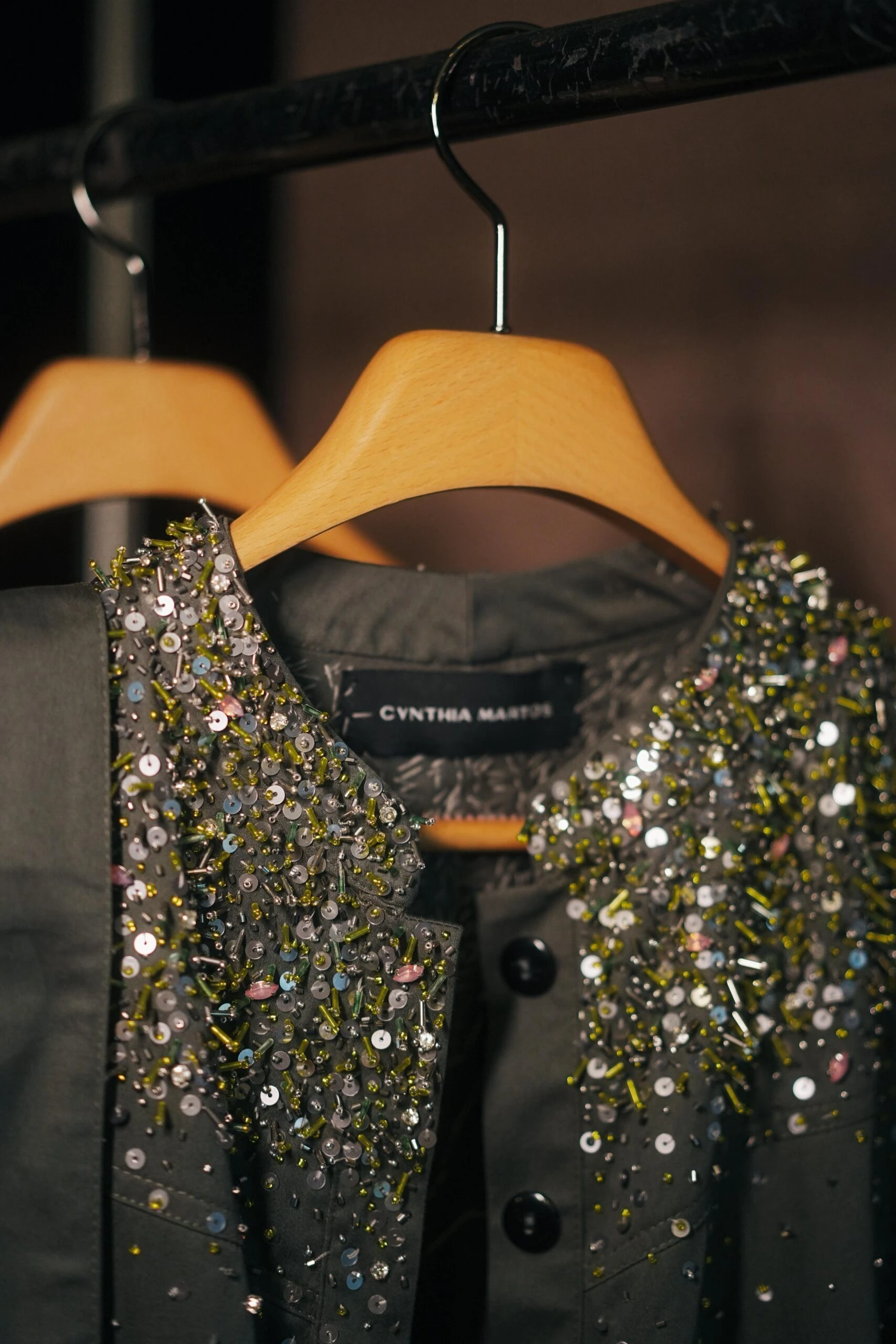 Lorena Vega deslumbró en el junket de prensa de En el barro con un look de Cynthia Martos