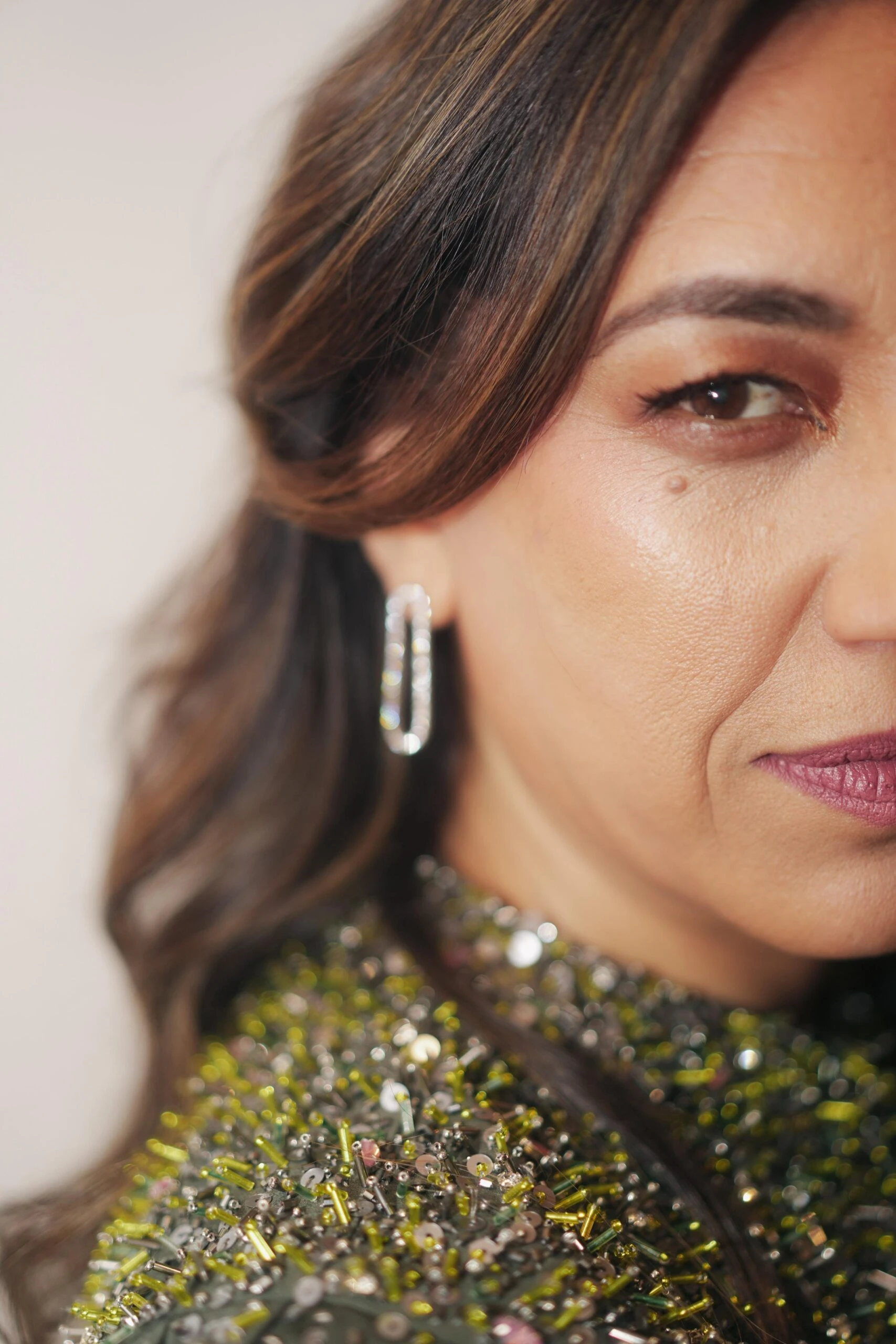 Lorena Vega deslumbró en el junket de prensa de En el barro con un look de Cynthia Martos