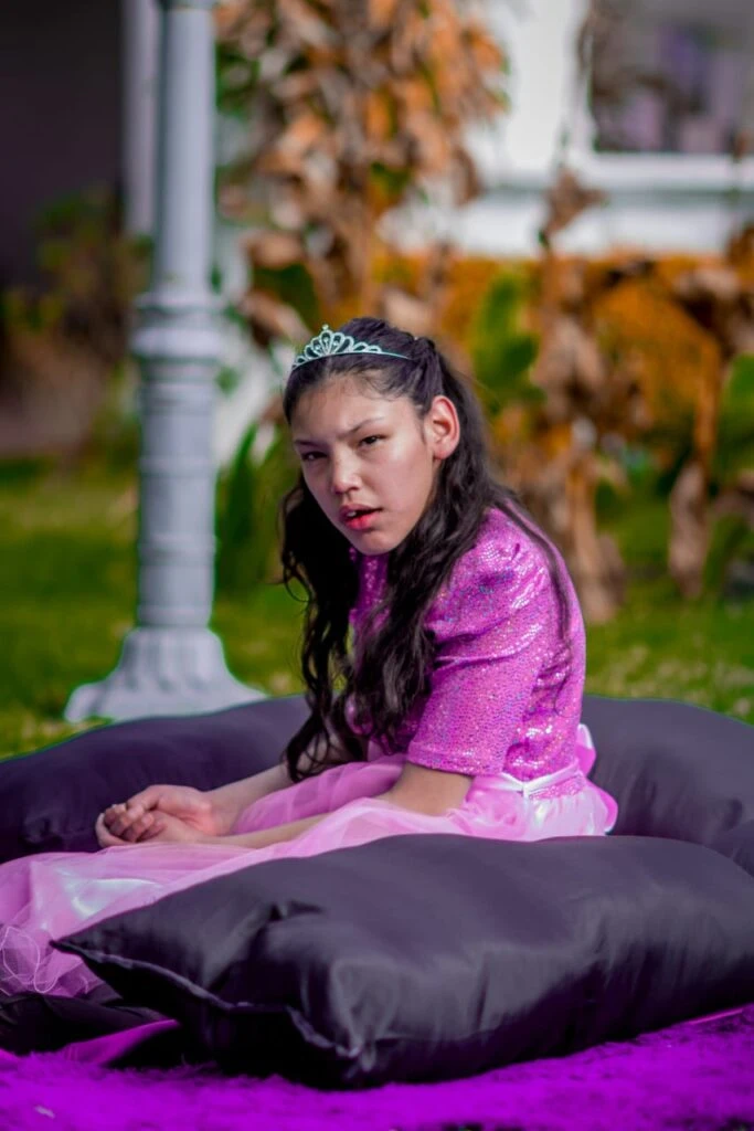 Luana hoy está cumpliendo 15 años. Espera poder tener su andador para cumplir el sueño de caminar