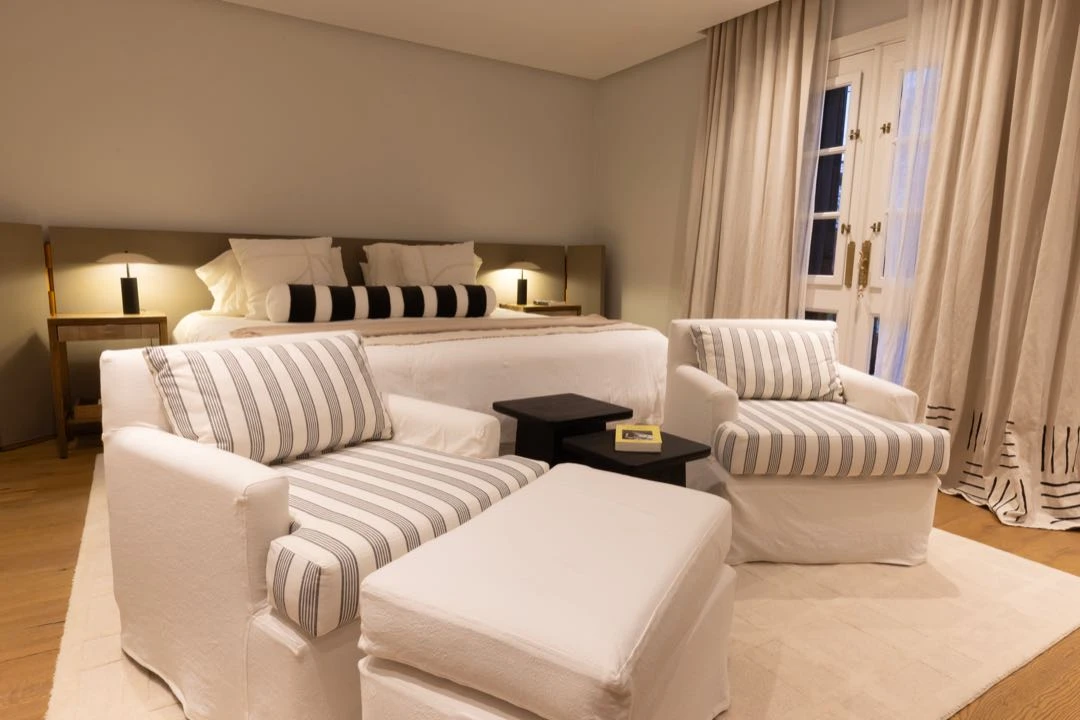 Negro y gris en diferentes patrones para las estampas a rayas de este dormitorio.